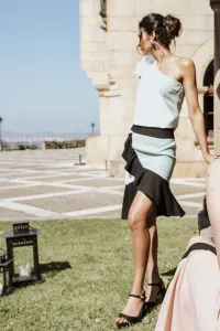 Falda asimetrica de volantes en tres colores para invitadas