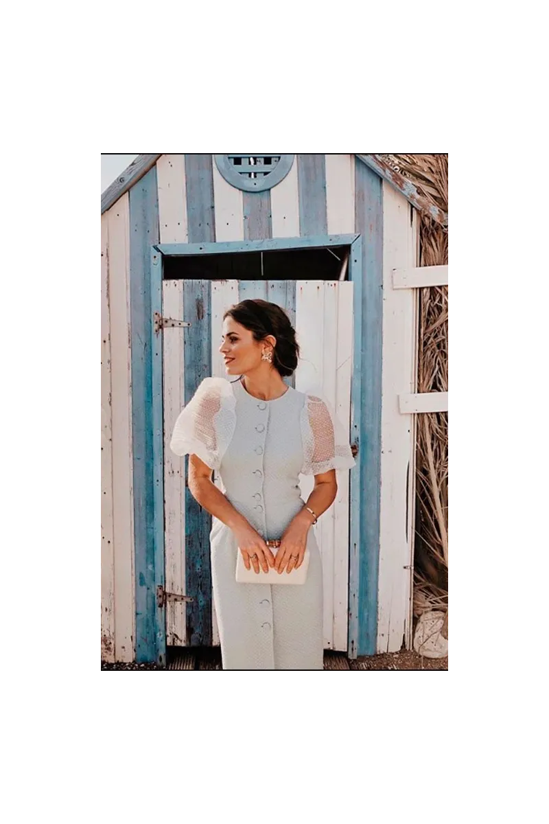 Vestido midi en plumetti aguamarina con botones y manga farol para
