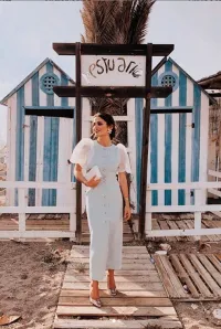 Vestido midi en plumetti aguamarina con botones y manga farol para