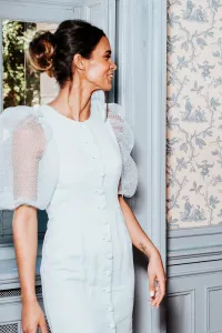 Vestido midi en plumetti aguamarina con botones y manga farol para