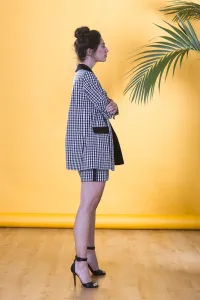 Traje de chaqueta americana y falda corta en cuadro vichy blanco y