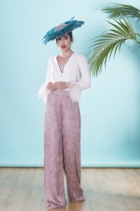 Blusa de fiesta blanca con escote en pico manga larga y plumas en