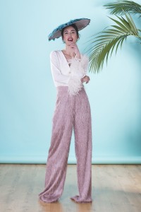 Blusa de fiesta blanca con escote en pico manga larga y plumas en