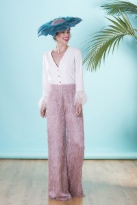 Blusa de fiesta blanca con escote en pico manga larga y plumas en