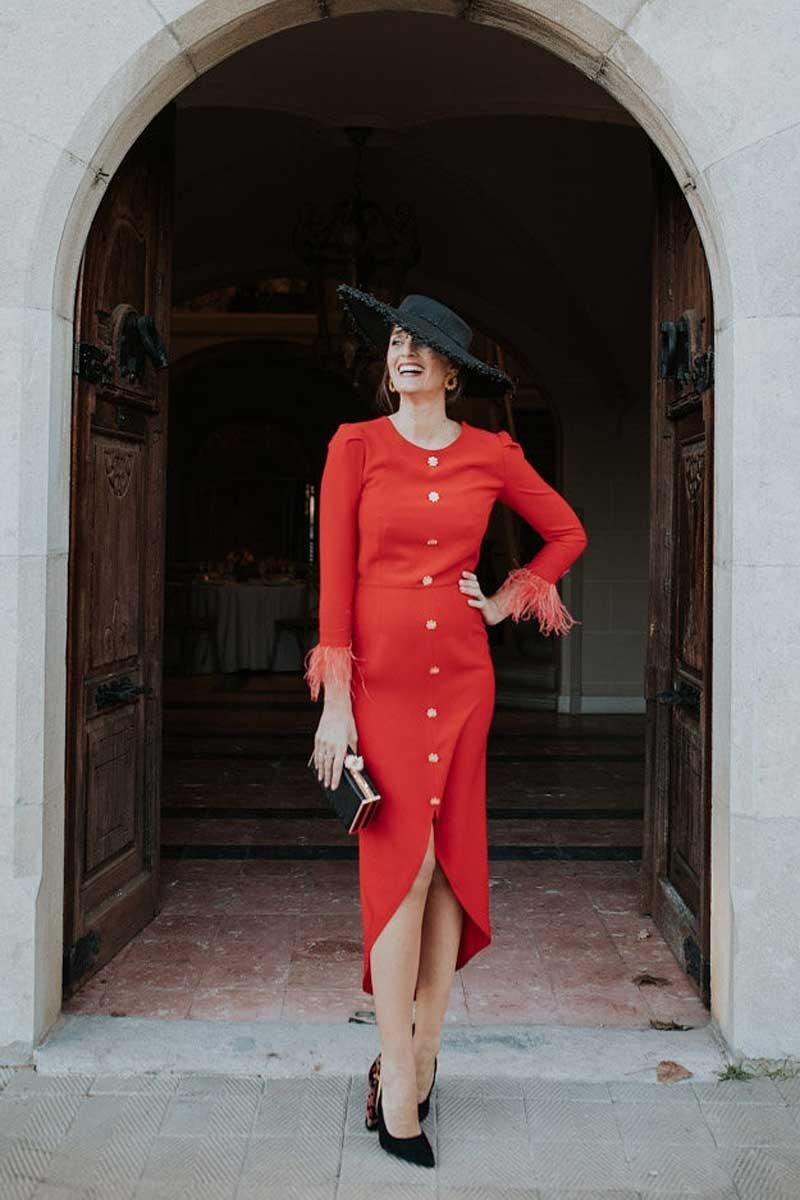 vestido midi rojo con plumas miss cavallier por apparentia
