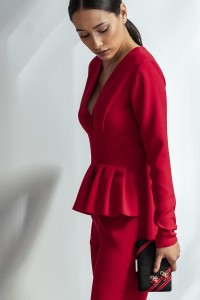 Bolso de ante negro con insectos rojos y dorados