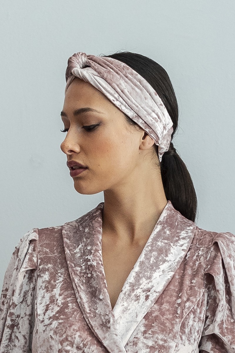 Turbante de terciopelo de color rosa