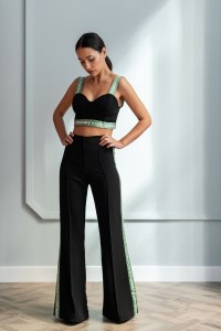 top corto negro de tirantes con tira verde
