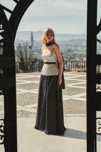 falda larga con lunares blanco y negro