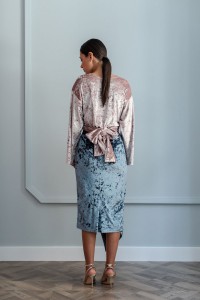falda de terciopelo en color rosa empolvado y azul grisaceo
