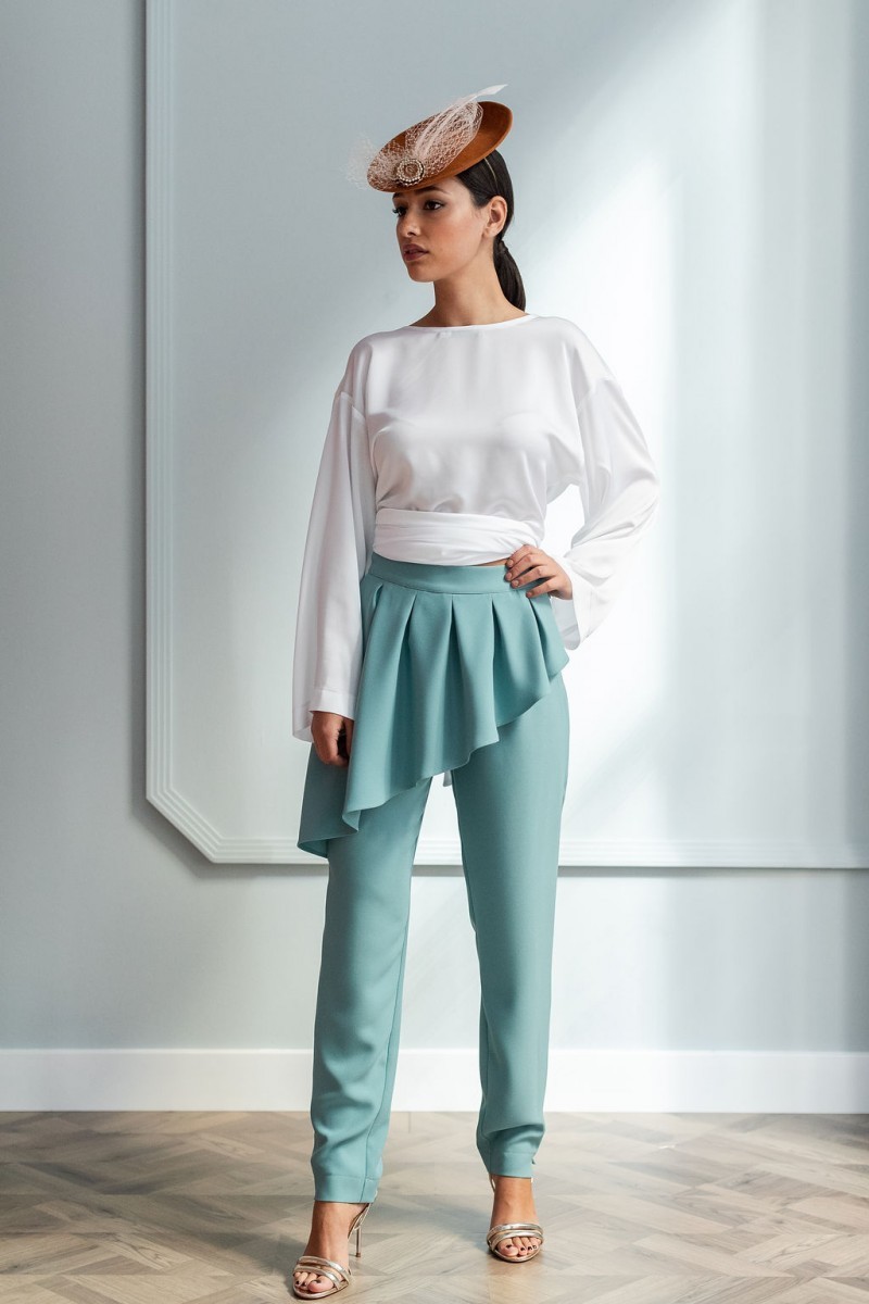 pantalon pitillo negro con peplum
