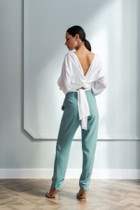pantalon pitillo negro con peplum