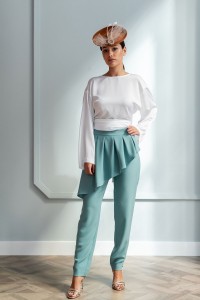 pantalon pitillo negro con peplum