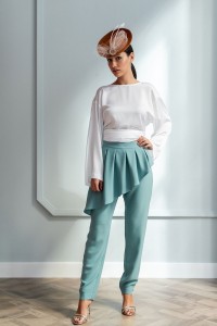 pantalon pitillo negro con peplum