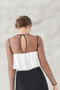 vestido corto blanco y negro plumetti con bordado