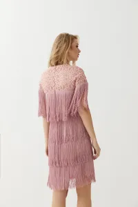 Precioso vestido corto con media manga y flecos en rosa empolvado.