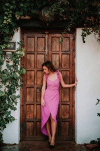 vestido midi cruzado con flores frambuesa