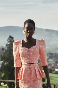 Top joya brocado coral con manga francesa escote corazon invitada