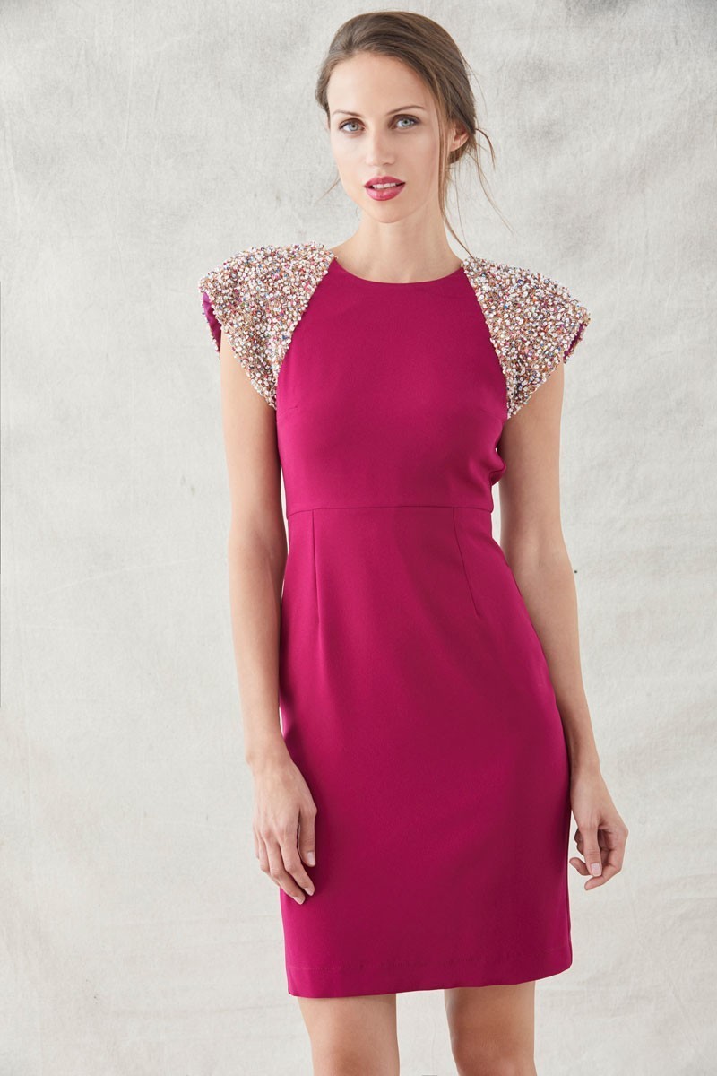 Vestido corto recto frambuesa manga raglanlentejuelas hombros