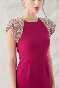 Vestido corto recto frambuesa manga raglanlentejuelas hombros