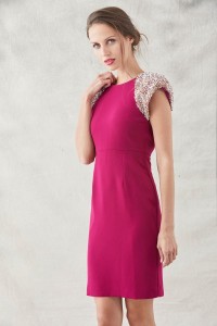 Vestido corto recto frambuesa manga raglanlentejuelas hombros