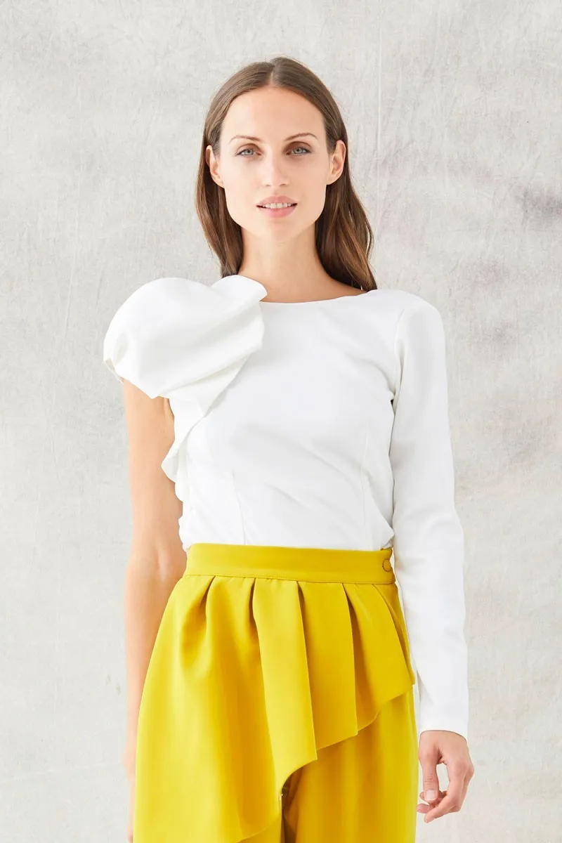 Capa mostaza, Pantalón y blusa