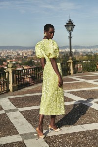 Vestido brocado lima con mangas volumen y botones joya  para
