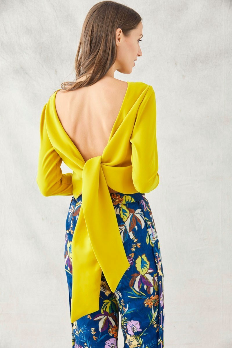 Top crop mostaza con escote espalda y lazada