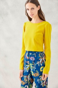 Top crop mostaza con escote espalda y lazada