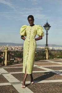 Vestido brocado lima con mangas volumen y botones joya para