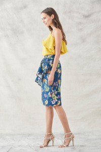 falda corta recta de jadquard estampada con peplum