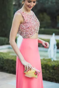 Bolso dorado con plumas amarillas y joya de insecto coral