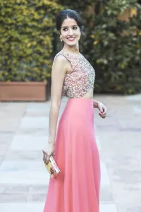 Bolso dorado con plumas amarillas y joya de insecto coral