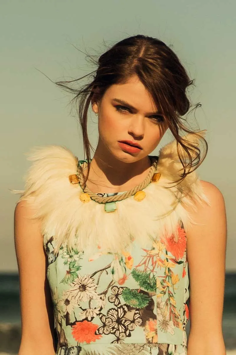 Collar de Cordon con Piedras de Colores y Plumas Beige Claro