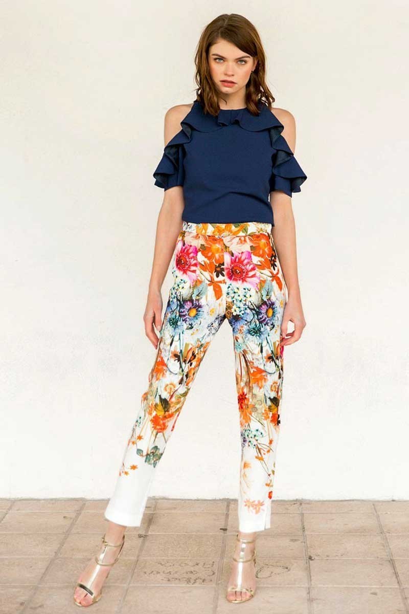 Pantalon pitillo ajustado blanco estampado flores colores tobillo