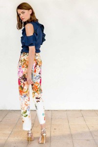 Pantalon pitillo ajustado blanco estampado flores colores tobillo