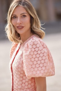 Vestido brocado rosa con mangas volumen y botones joya  para