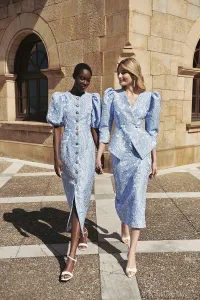 Vestido brocado azul claro con mangas volumen y botones joya para