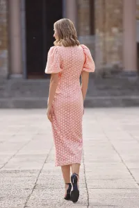 Vestido brocado rosa con mangas volumen y botones joya para