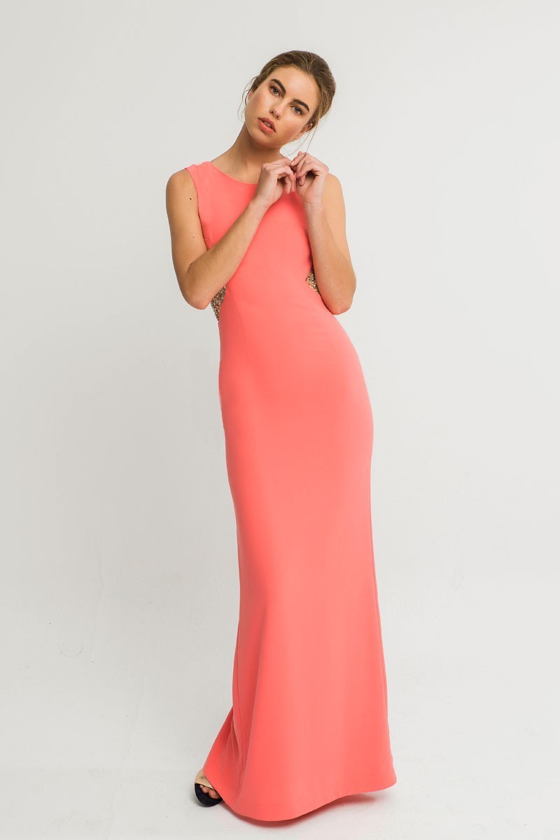 Vestido largo crepe coral ajustado cuello redondo lentejuelas