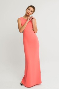 Vestido largo crepe coral ajustado cuello redondo lentejuelas