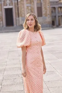 Vestido brocado rosa con mangas volumen y botones joya para