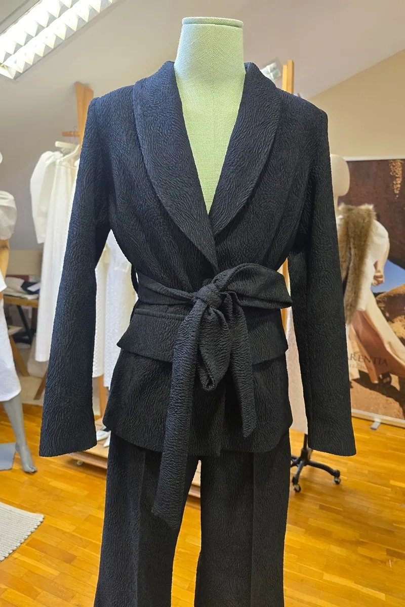 Traje de chaqueta y pantalón brocado color negro
