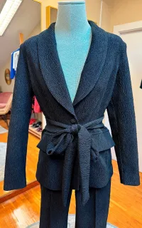 Traje de chaqueta y pantalón brocado color negro