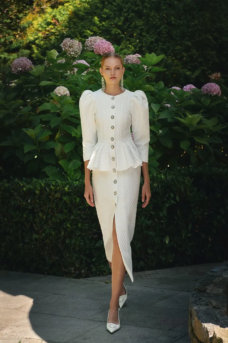 vestido brocado blanco con peplum manga abullonada de novia civil