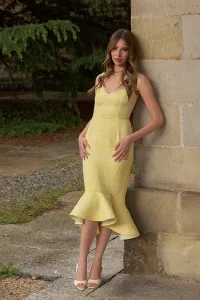 Vestido de fiesta de tweed amarillo con volante en bajo