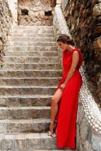 Vestido largo de fiesta rojo con flores para invitada boda