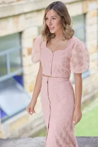 Top en tul rosa con flores bordadas con manga abullonada