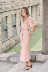 Top en tul rosa con flores bordadas con manga abullonada