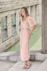 Top en tul rosa con flores bordadas con manga abullonada